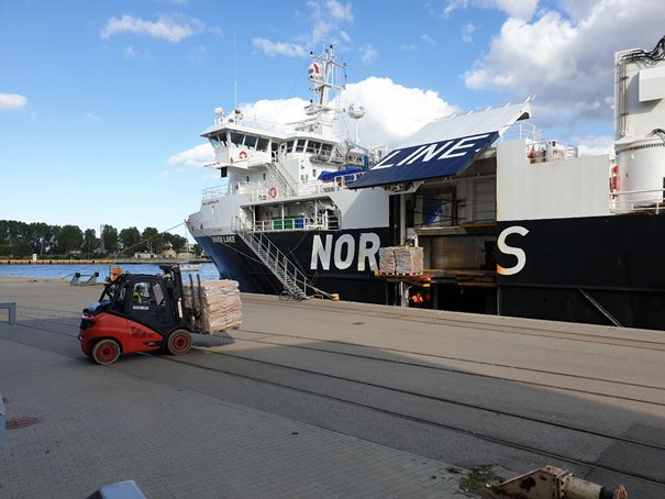 Wyładunek ryb mrożonych ze statku typu reefer do Chłodni Gdańsk